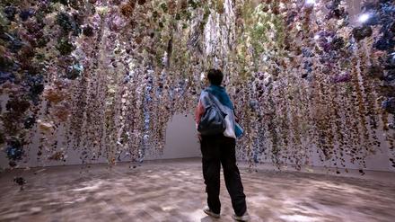  Die Installation „Blütenkelch / Calyx“ von Rebecca Louise Law in der Ausstellung „Flowers Forever. Blumen in Kunst und Kultur“.