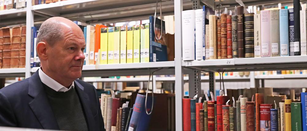 Bundeskanzler Olaf Scholz zu Besuch im Theodor-Fontane-Archiv. 