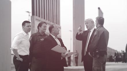 Donald Trump begutachtet im März 2018 in San Diego Prototypen für seine Mauer.