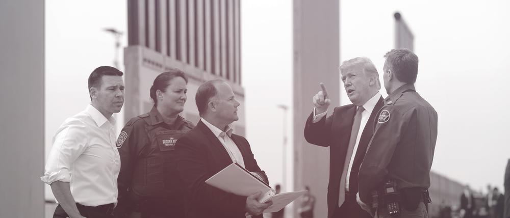 Donald Trump begutachtet im März 2018 in San Diego Prototypen für seine Mauer.