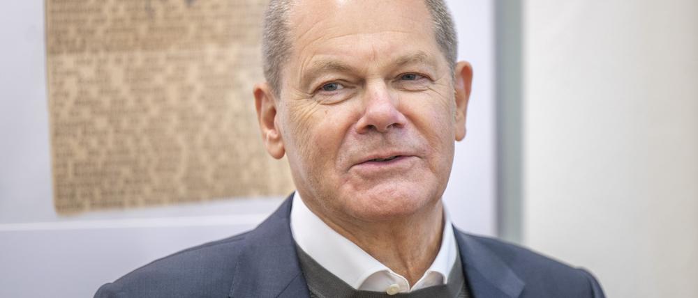 03.02.2023, Brandenburg, Potsdam: Bundeskanzler Olaf Scholz (SPD) steht bei seinem Besuch vom Theodor-Fontane-Archiv in der Villa Quandt. Foto: Monika Skolimowska/dpa +++ dpa-Bildfunk +++