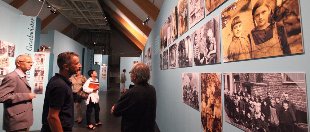 Ausstellung " Kindheitsbilder" Kutschstall Repro: Manfred Thomas