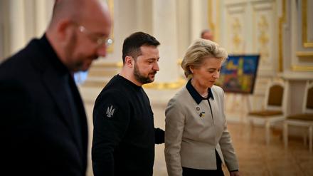 Präsident des europäischen Rates, Charles Michel (links), der ukrainische Präsident Wolodymyr Selenskyj und Präsidentin der EU-Kommission, Ursula von der Leyen (rechts).