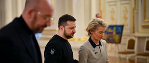 Präsident des europäischen Rates, Charles Michel (links), der ukrainische Präsident Wolodymyr Selenskyj und Präsidentin der EU-Kommission, Ursula von der Leyen (rechts).