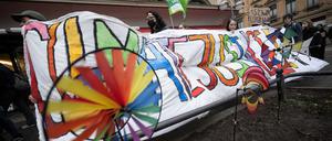 Teilnehmer tragen während einer Demonstration der Klimabewegung Fridays for Future ein Banner mit der Aufschrift „Climate Justice“ (dt. Klimagerechtigkeit). 
