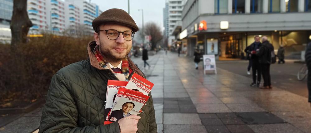SPD-Wahlhelfer Christopher Kurzke am 21.12.22 beim Wahlkampf in der Leipziger Straße in Berlin-Mitte.