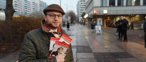 SPD-Wahlhelfer Christopher Kurzke am 21.12.22 beim Wahlkampf in der Leipziger Straße in Berlin-Mitte.