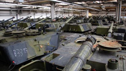 Leopard-Panzer aus dänischen Beständen stehen in einer Produktionshalle.