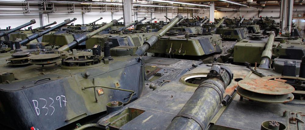 Leopard-Panzer aus dänischen Beständen stehen in einer Produktionshalle.