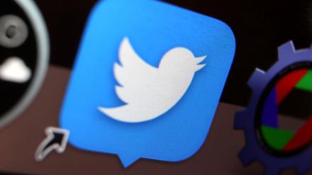 Das Logo der Nachrichten-Plattform Twitter ist auf dem Display eines Laptops zu sehen.