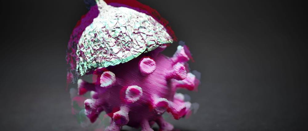 Coronavirus mit Aluhut.