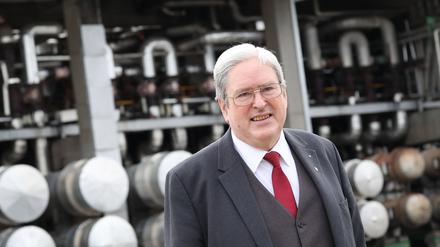Jörg Steinbach (SPD), brandenburgischer Wirtschaftsminister, steht vor der Messwarte der PCK-Raffinerie in Schwedt (Kreis Uckermark).