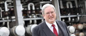 Jörg Steinbach (SPD), brandenburgischer Wirtschaftsminister, steht vor der Messwarte der PCK-Raffinerie in Schwedt (Kreis Uckermark).