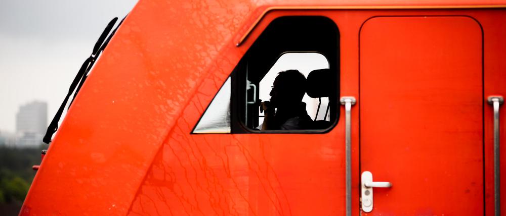 Ein Lokführer sitzt am Berliner Hauptbahnhof in seinem Führerstand.
