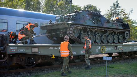 Operationsplan Deutschland: Die Deutsche Bahn arbeitet schon länger eng mit der Bundeswehr zusammen. Dieses Bild von 2023 zeigt einen Bergepanzer vom Typ Leopard 1 auf einem Rangierbahnhof westlich von Berlin.