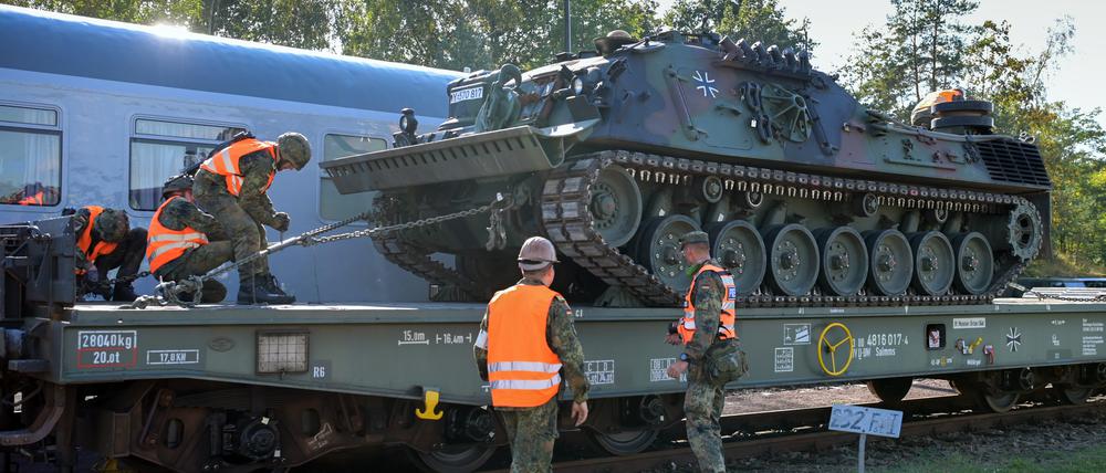 Eine Bergepanzer vom Typ Leopard 1 wird bei einer Übung auf einen Güterwagen verladen.
