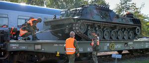 Operationsplan Deutschland: Die Deutsche Bahn arbeitet schon länger eng mit der Bundeswehr zusammen. Dieses Bild von 2023 zeigt einen Bergepanzer vom Typ Leopard 1 auf einem Rangierbahnhof westlich von Berlin.