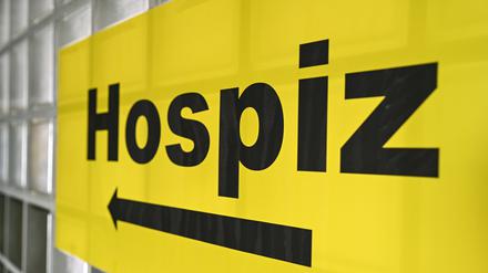 ARCHIV - 14.02.2019, Baden-Württemberg, Friedrichshafen: Ein Schild mit der Aufschrift «Hospiz» hängt am Eingang zum Hospiz. (zu dpa: «Verband: Brandenburg hat weiter Bedarf an Hospizplätzen») Foto: Felix Kästle/dpa +++ dpa-Bildfunk +++