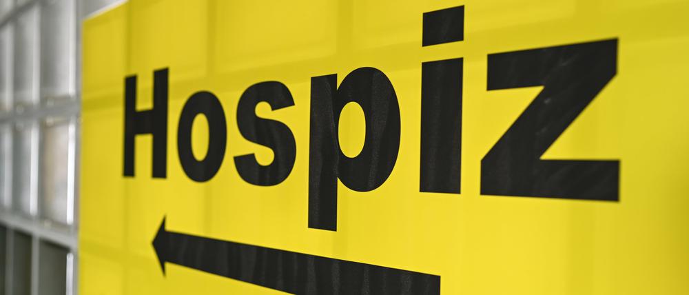 ARCHIV - 14.02.2019, Baden-Württemberg, Friedrichshafen: Ein Schild mit der Aufschrift «Hospiz» hängt am Eingang zum Hospiz. (zu dpa: «Verband: Brandenburg hat weiter Bedarf an Hospizplätzen») Foto: Felix Kästle/dpa +++ dpa-Bildfunk +++