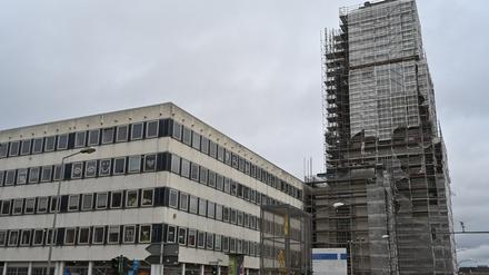 ARCHIV - 17.01.2023, Brandenburg, Potsdam: Direkt neben dem ehemaligen Rechenzentrum steht der wiederaufgebaute Turm der Garnisonkirche. Der Wiederaufbau der einstigen Militärkirche ist eines der umstrittensten Kulturprojekte Deutschlands. (zu dpa: «Kuratorium Garnisonkirche: Keine Entscheidung über Kirchenschiff» Foto: Bernd Settnik/dpa +++ dpa-Bildfunk +++