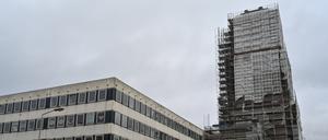 ARCHIV - 17.01.2023, Brandenburg, Potsdam: Direkt neben dem ehemaligen Rechenzentrum steht der wiederaufgebaute Turm der Garnisonkirche. Der Wiederaufbau der einstigen Militärkirche ist eines der umstrittensten Kulturprojekte Deutschlands. (zu dpa: «Kuratorium Garnisonkirche: Keine Entscheidung über Kirchenschiff» Foto: Bernd Settnik/dpa +++ dpa-Bildfunk +++