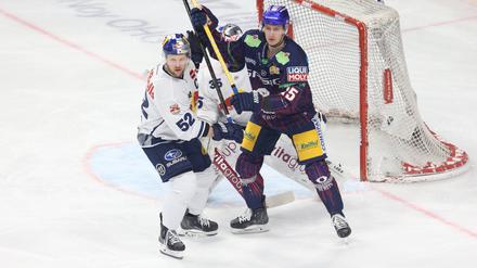Manuel Wiederer (r.) und die Eisbären leisteten sich im Duell mit München einmal mehr zu viele Fehler.