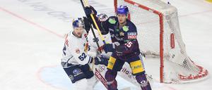 Manuel Wiederer (r.) und die Eisbären leisteten sich im Duell mit München einmal mehr zu viele Fehler.