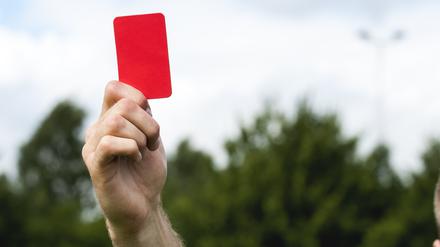 Homophobie im Fußball bleibt Thema. Das Projekt „Rote Karte für Homophobie” fordert konsequente Ahndung.