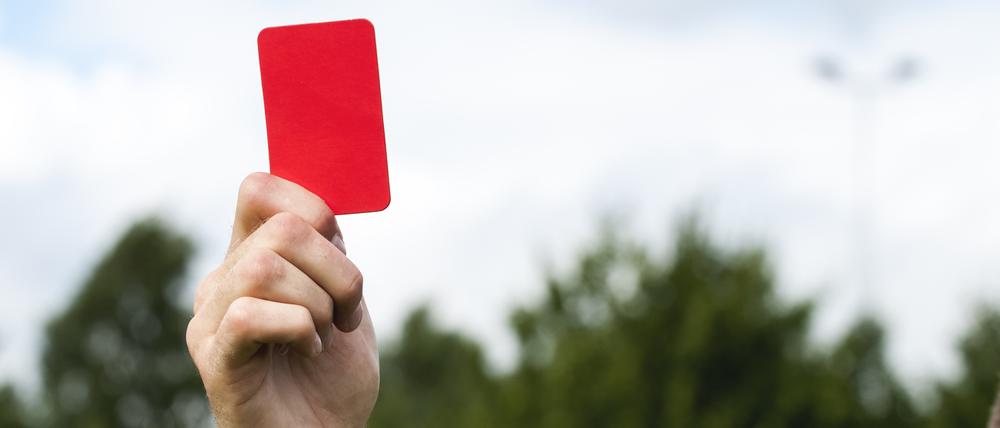 Homophobie im Fußball bleibt Thema. Das Projekt „Rote Karte für Homophobie” fordert konsequente Ahndung.