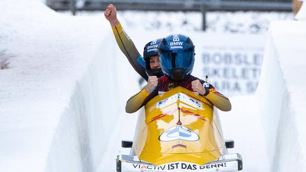 Kim Kalicki und Leonie Fiebig bejubeln den Weltmeistertitel im Zweierbob.
