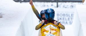 Kim Kalicki und Leonie Fiebig bejubeln den Weltmeistertitel im Zweierbob.