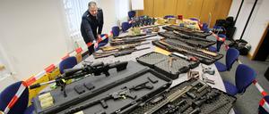 Immer wieder werden Waffen bei sogenannten Reichsbürgern gefunden und sichergestellt.