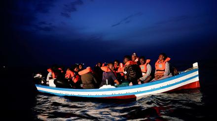 Migranten auf einem Holzboot nahe der italienischen Insel Lampedusa