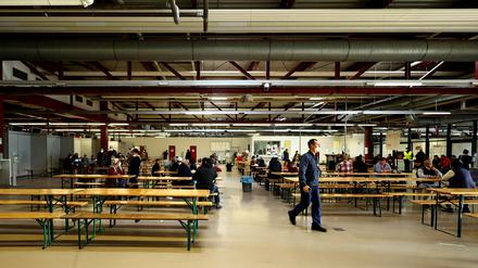 Ukrainische Flüchtlinge werden auf dem früheren Flughafen Tegel versorgt. 