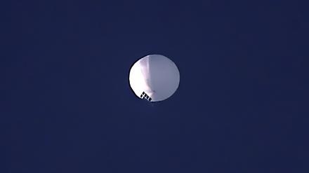 Das US-Militär hat einen chinesischen Spionageballon über dem Norden der USA gesichtet. Der Ballon sei am Mittwoch über dem Bundesstaat Montana im Nordwesten der USA entdeckt worden, teilte das Pentagon am Donnerstag mit. Die Flugbahn des Ballons werde genau verfolgt. 