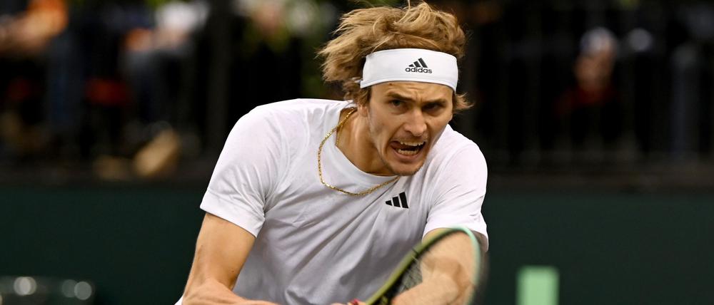 Der deutsche Spieler Alexander Zverev spielt gegen den Schweizer Hüsler eine Rückhand.