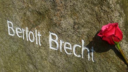 Eine rote Rose am Grabmal von Bertolt Brecht und Helene Weigel-Brecht auf dem Dorotheenstädtischen Friedhof in Berlin.