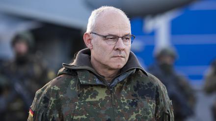 Vizeadmiral Jan Christian Kaack, Inspekteur der Marine, steht bei einem Pressestatement nach dem Besuch von Übungen der Bundeswehrsoldaten in Estland.