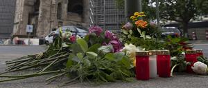 ARCHIV - 09.06.2022, Berlin: Blumen und Kerzen sind an einem Ampelmast auf der Tauentzienstraße niedergelegt - in Trauer um die getötete Lehrerin und zahlreichen Verletzten nach der Todesfahrt vom 08.06.2022. Ein 29-Jähriger war mit seinem Auto in der Nähe der Berliner Gedächtniskirche in eine Schülergruppe aus Hessen und kurz darauf in eine Filiale einer Drogerie gerast.      (zu dpa «Todesfahrt auf Berliner Einkaufsstraße - Prozess beginnt ») Foto: Paul Zinken/dpa +++ dpa-Bildfunk +++