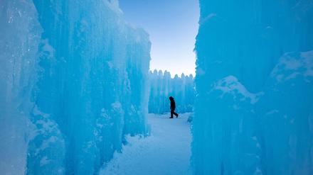 Eine Person erkundet am 4. Februar 2023 bei -17°C (-1F) in North Woodstock, New Hampshire, die Ice Castles. Im Nordosten der USA und in Kanada herrscht ein arktischer Wind, der in einigen Gebieten die niedrigsten jemals berechneten Windchill-Temperaturen zur Folge haben könnte. 
