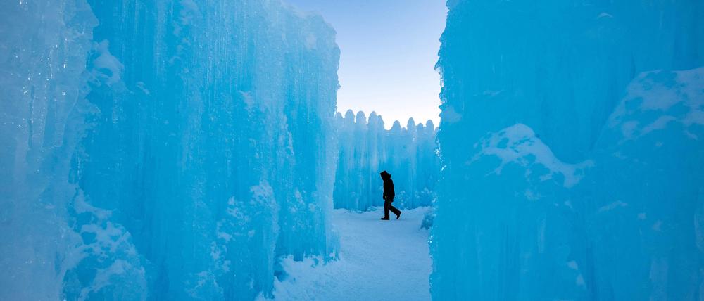 Eine Person erkundet am 4. Februar 2023 bei -17°C (-1F) in North Woodstock, New Hampshire, die Ice Castles. Im Nordosten der USA und in Kanada herrscht ein arktischer Wind, der in einigen Gebieten die niedrigsten jemals berechneten Windchill-Temperaturen zur Folge haben könnte. 