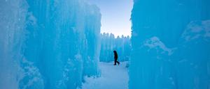 Eine Person erkundet am 4. Februar 2023 bei -17°C (-1F) in North Woodstock, New Hampshire, die Ice Castles. Im Nordosten der USA und in Kanada herrscht ein arktischer Wind, der in einigen Gebieten die niedrigsten jemals berechneten Windchill-Temperaturen zur Folge haben könnte. 