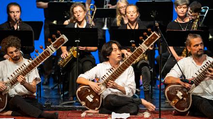 In der Musikschule kann man unter anderen die türkische Langhalslaute Saz erlernen