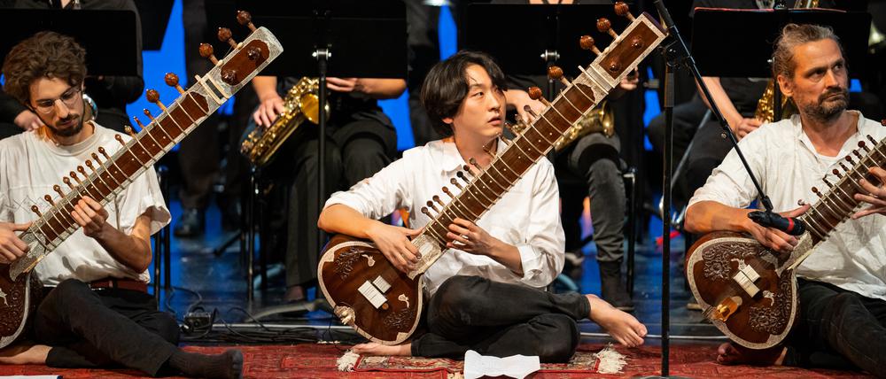 In der Musikschule kann man unter anderen die türkische Langhalslaute Saz erlernen