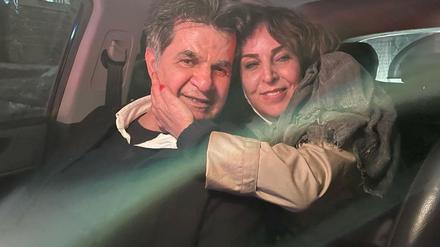  Jafar Panahi und seine Ehefrau Tahereh Saidi nach seiner Freilassung am Freitag.  