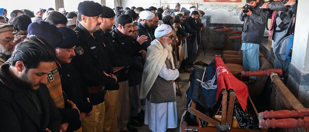 Gebet für einen beim Anschlag auf die Moschee getöteten Polizisten in Peshawar. 