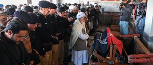 Gebet für einen beim Anschlag auf die Moschee getöteten Polizisten in Peshawar. 