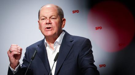 Bundeskanzler Olaf Scholz (SPD) auf dem Landesparteitag der SPD Schleswig-Holstein in Husum. 