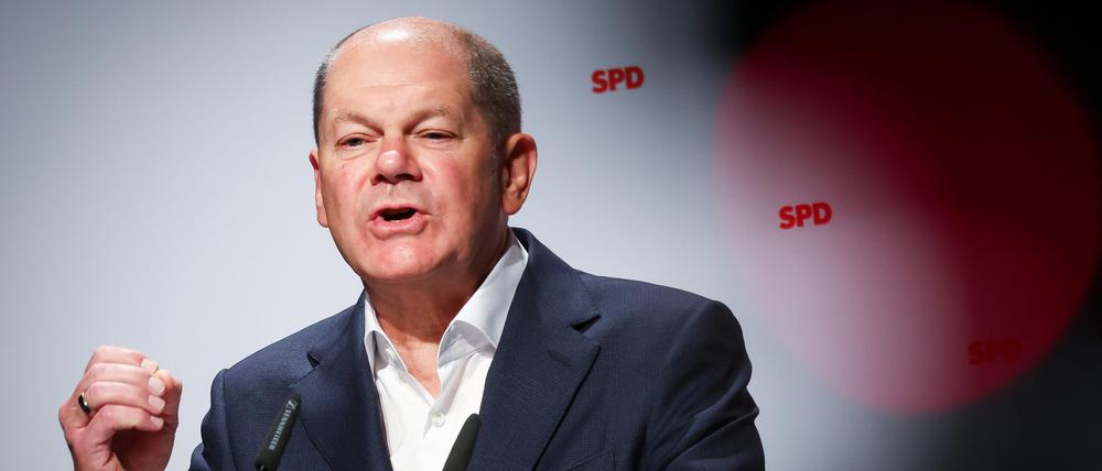 Bundeskanzler Olaf Scholz (SPD) auf dem Landesparteitag der SPD Schleswig-Holstein in Husum.