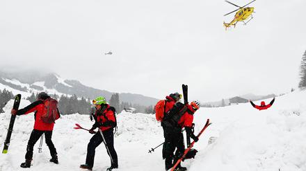 Bergretter sind im Einsatz im Bereich Fieberbrunn. 